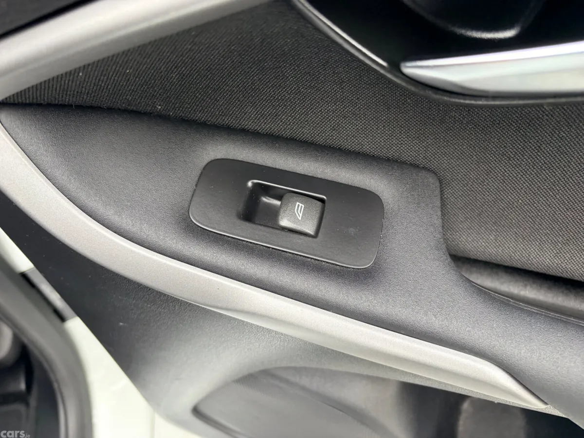 Volvo V40 Hatchback, Petrol, 2014, White
