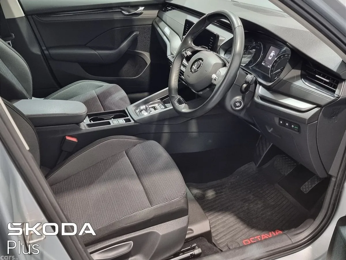Skoda Octavia Saloon, Petrol, 2022, Silver