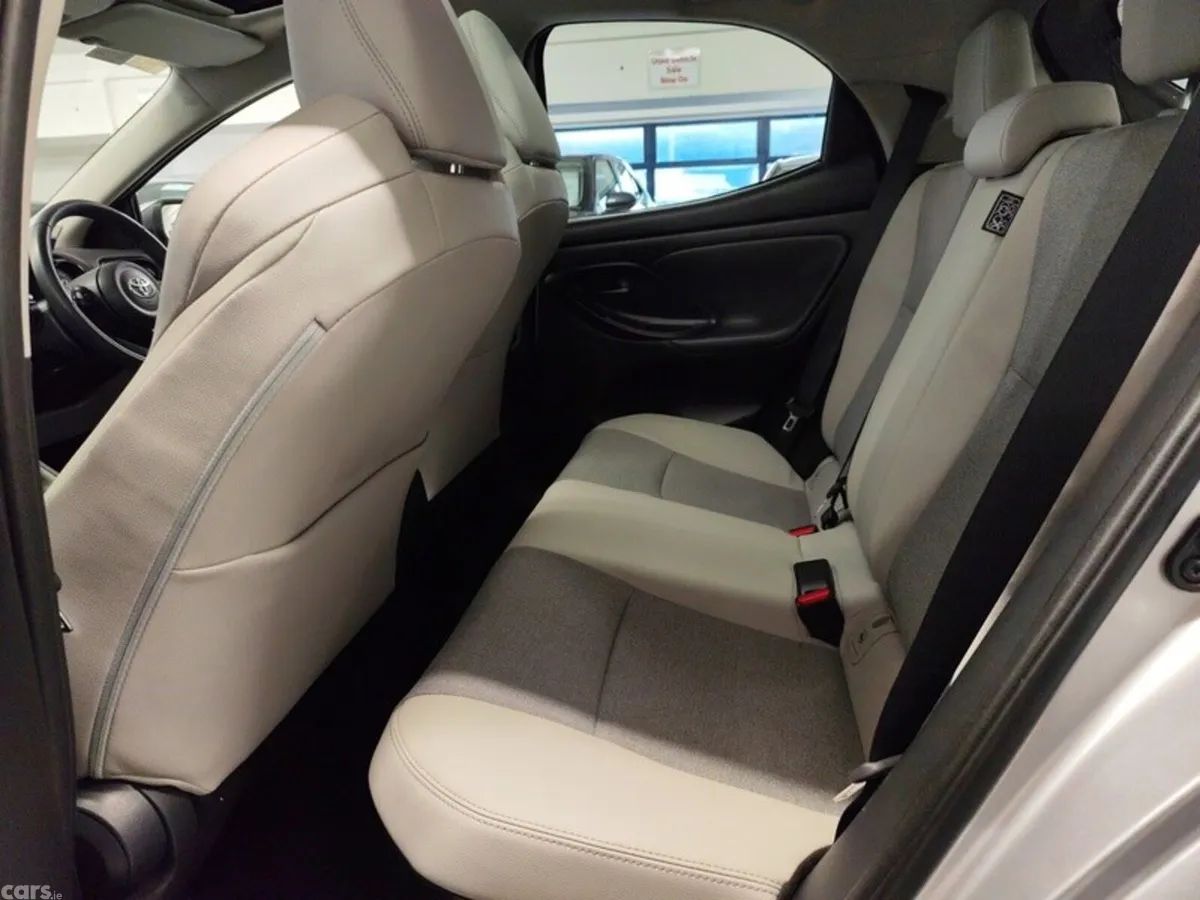 Toyota Yaris Hatchback, Petrol Hybrid, 2023, Silver