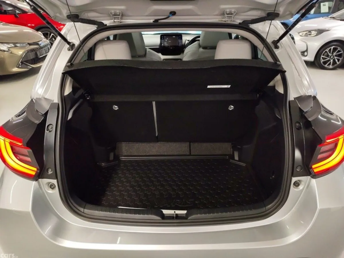 Toyota Yaris Hatchback, Petrol Hybrid, 2023, Silver
