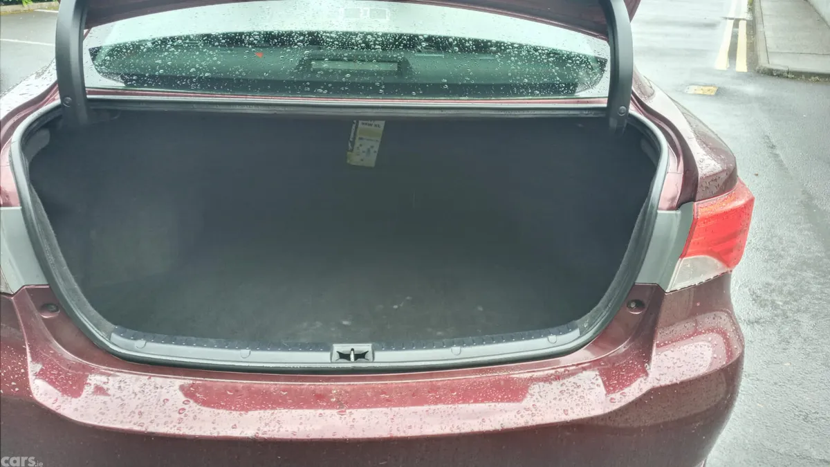 Toyota Avensis Saloon, Diesel, 2012, Red