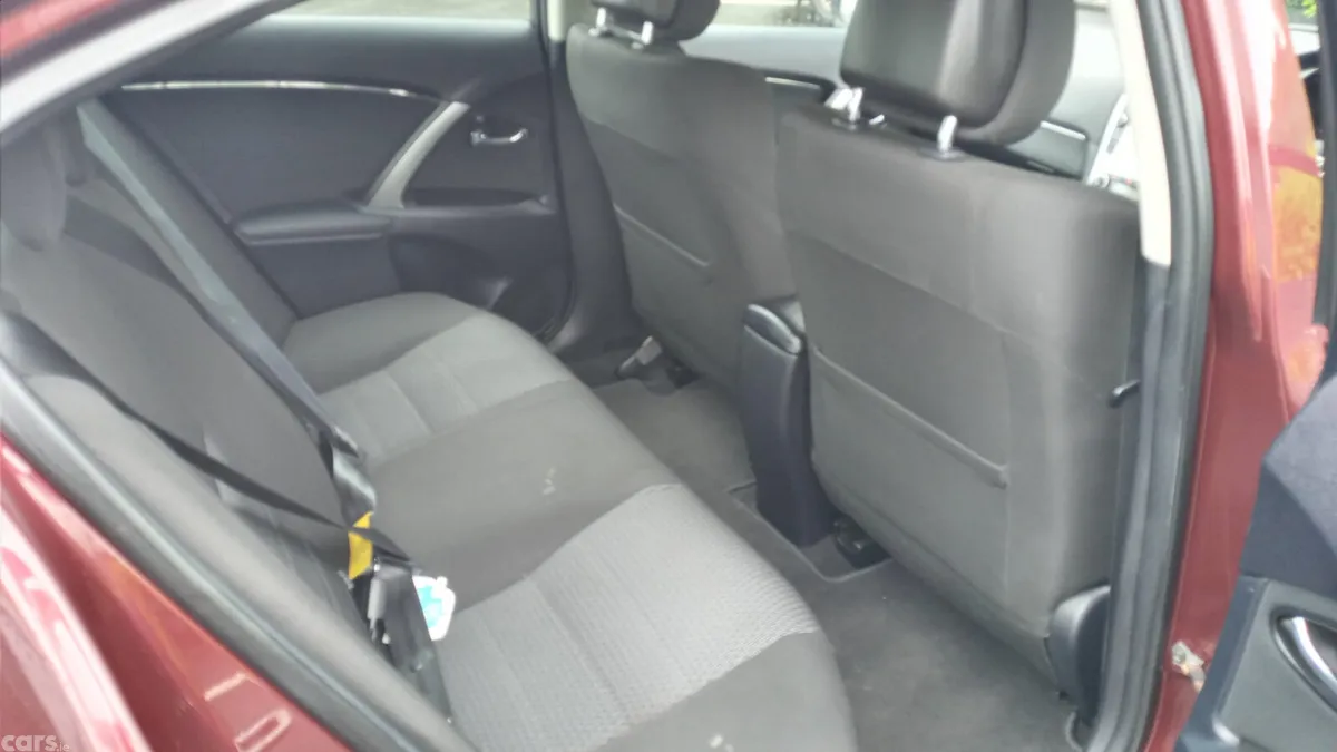 Toyota Avensis Saloon, Diesel, 2012, Red