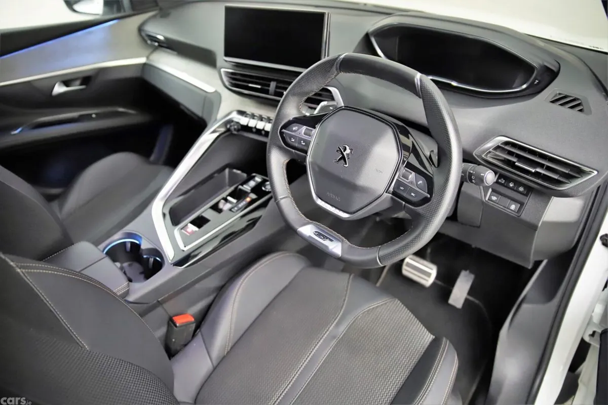 Peugeot 5008 MPV, Petrol Hybrid, 2024, White