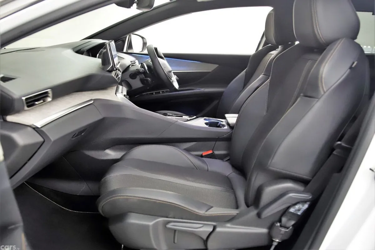 Peugeot 5008 MPV, Petrol Hybrid, 2024, White