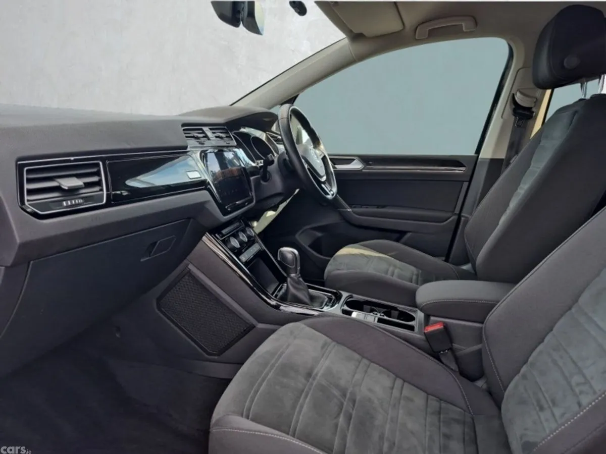 Volkswagen Touran MPV, Petrol, 2018, Black