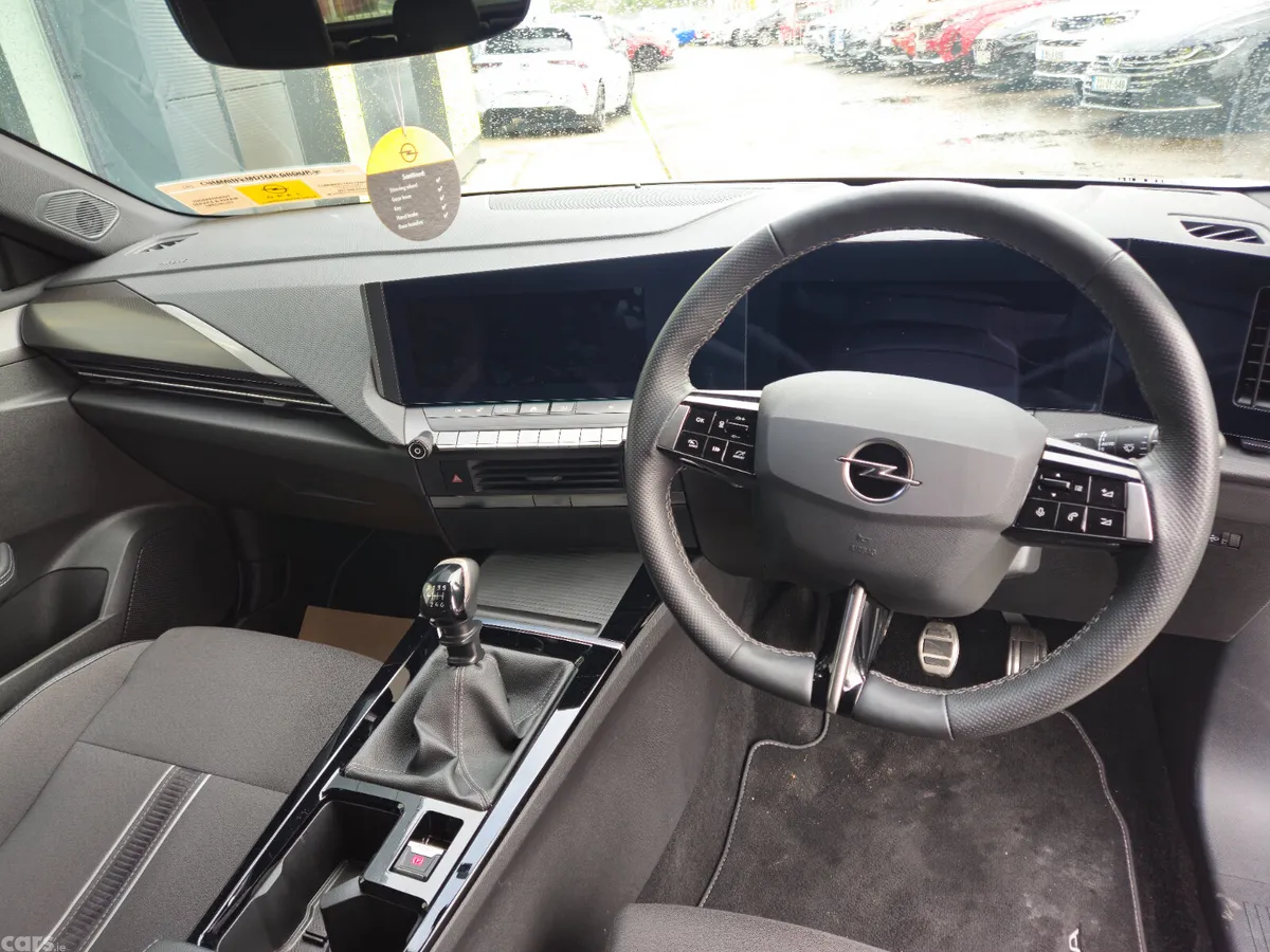 Opel Astra Hatchback, Petrol, 2023, White