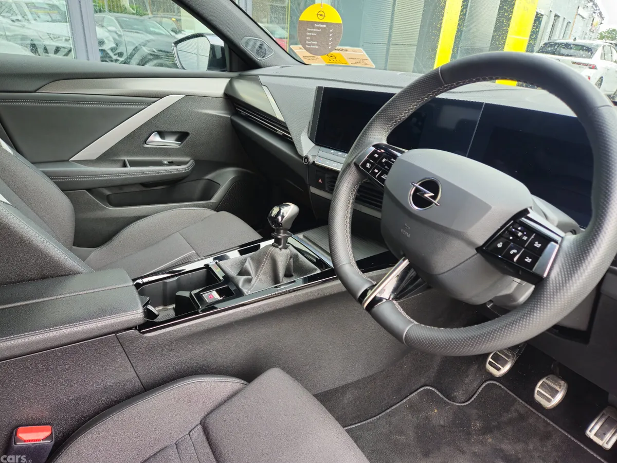 Opel Astra Hatchback, Petrol, 2023, White