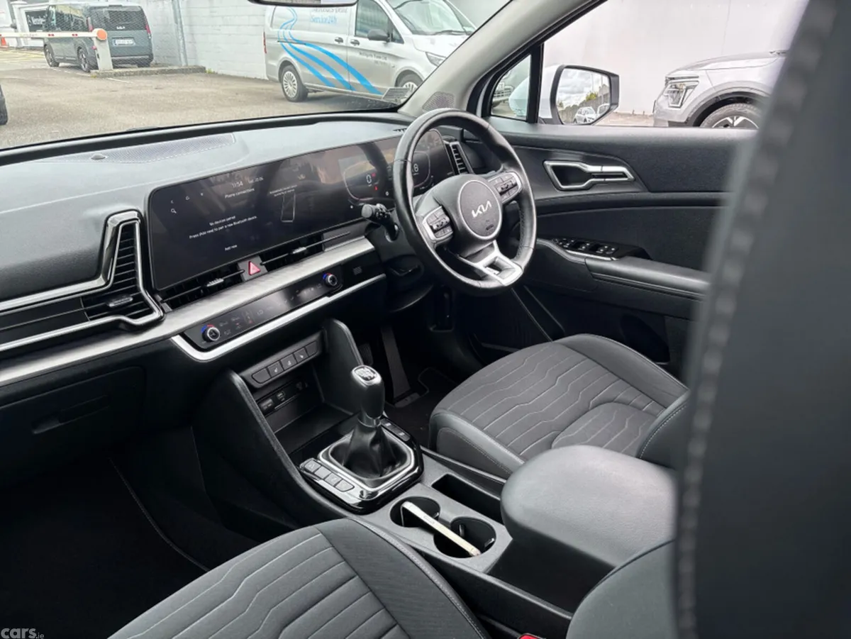 Kia Sportage MPV, Diesel, 2022, White