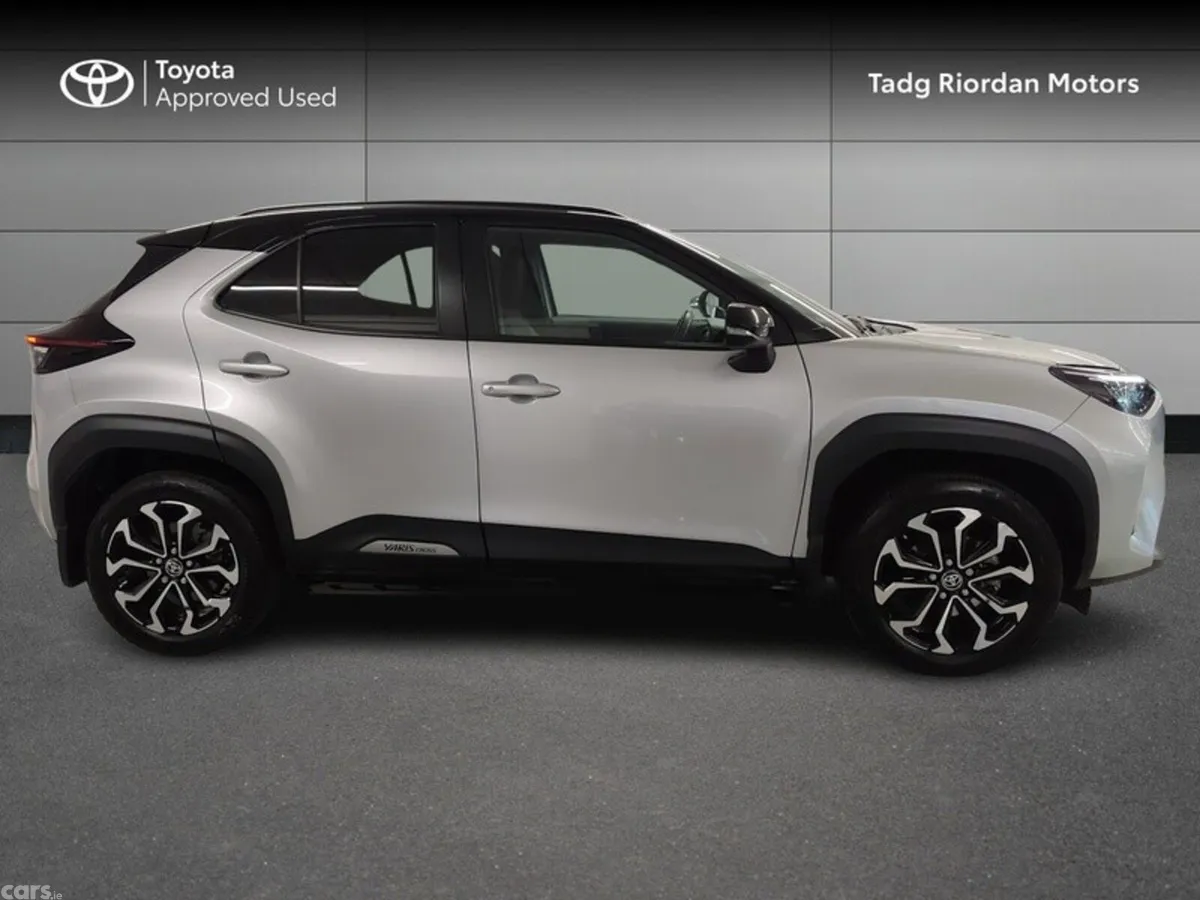Toyota Yaris Cross Hatchback, Petrol Hybrid, 2025, Silver