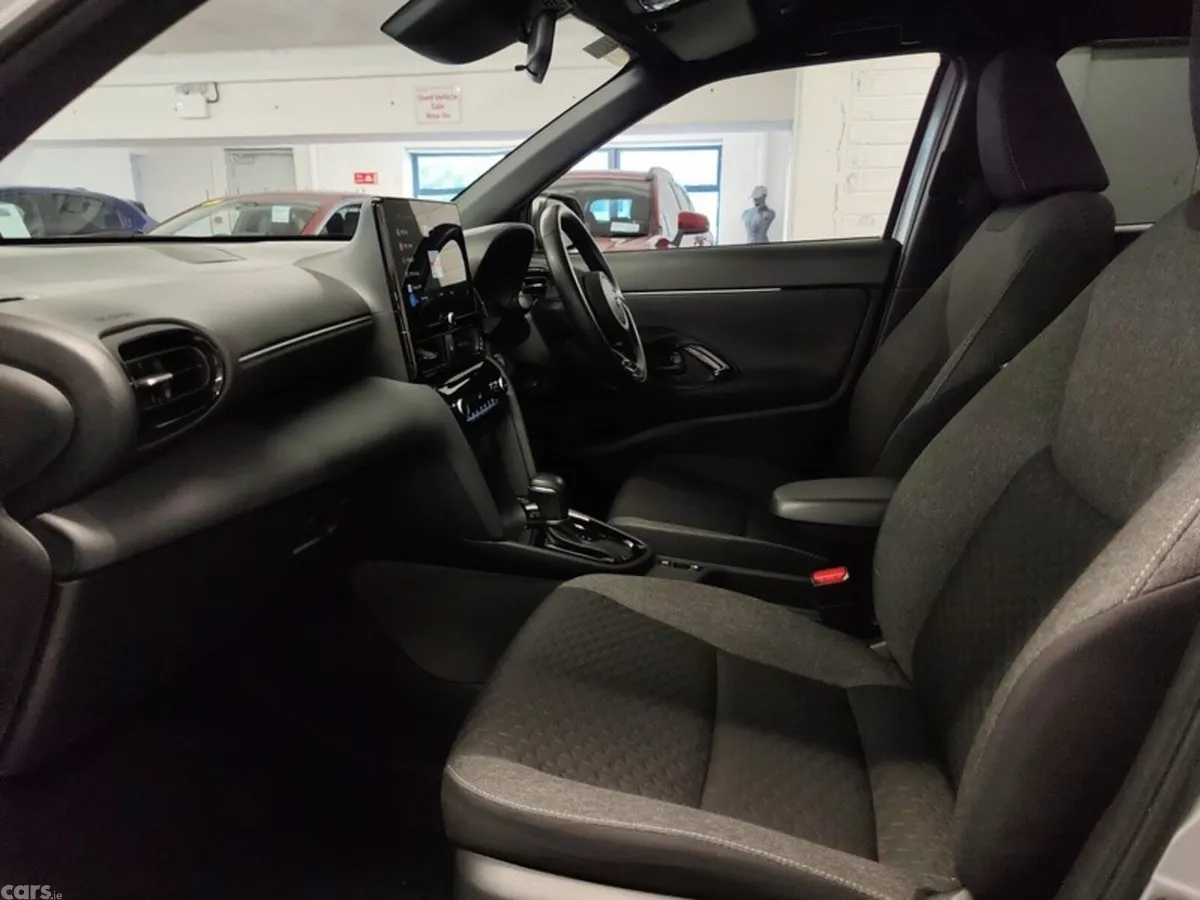 Toyota Yaris Cross Hatchback, Petrol Hybrid, 2025, Silver