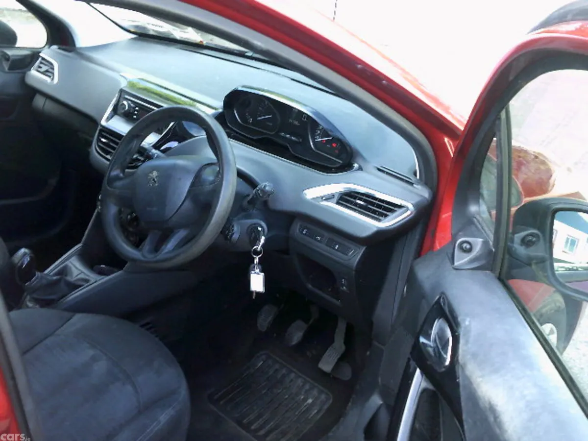 Peugeot 208 Hatchback, Diesel, 2016, Red