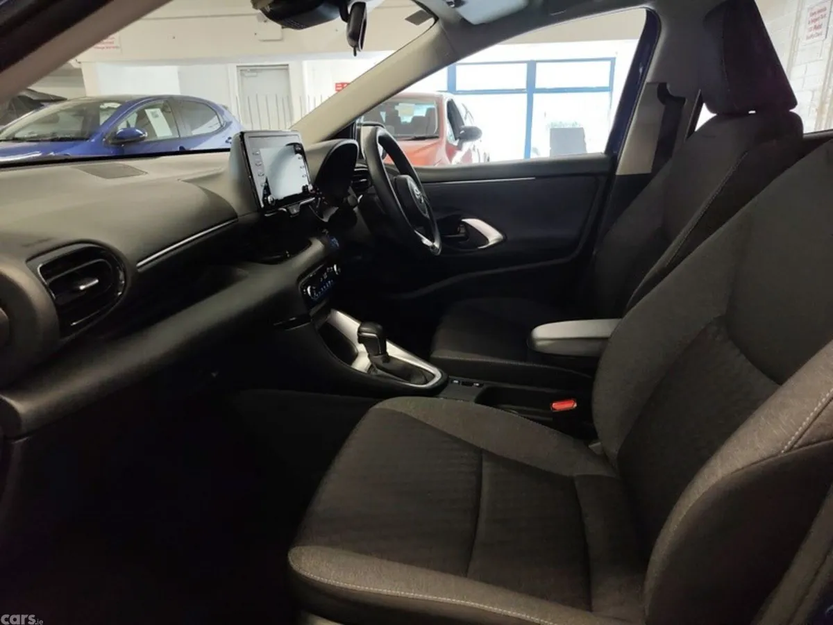 Toyota Yaris Hatchback, Petrol Hybrid, 2023, Blue