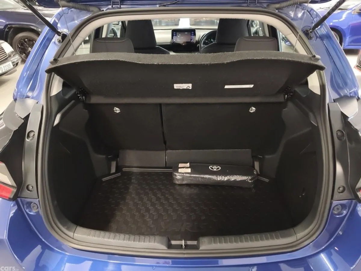 Toyota Yaris Hatchback, Petrol Hybrid, 2023, Blue