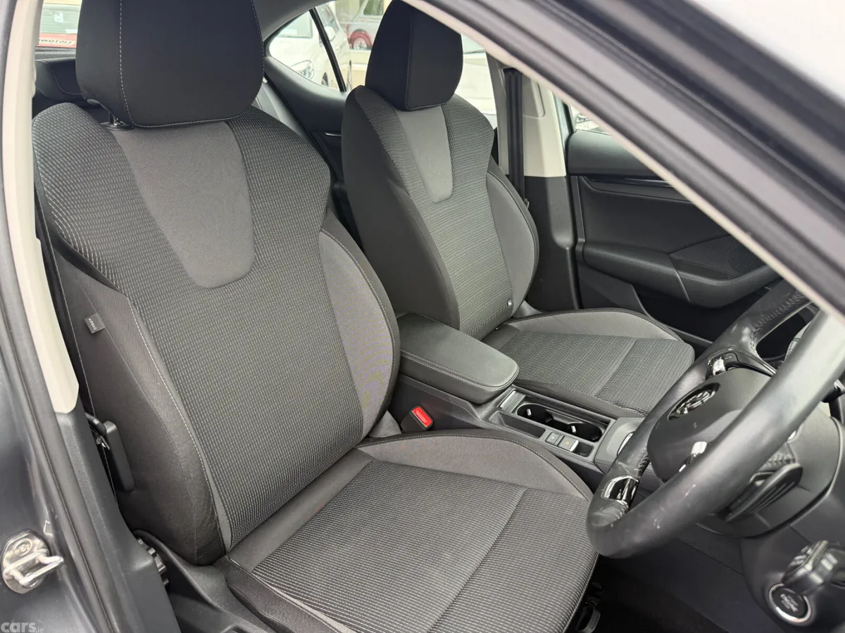 Skoda Octavia Saloon, Petrol, 2022, Grey