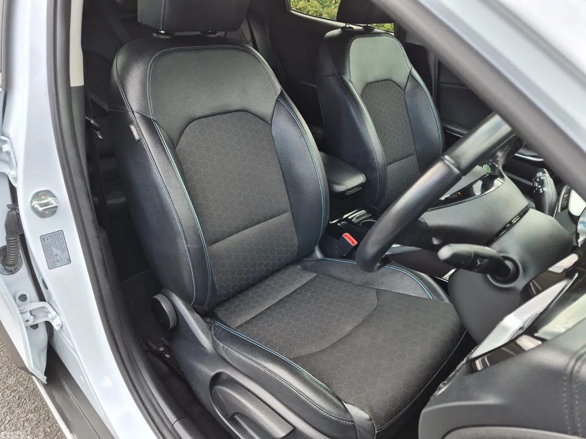 Kia XCeed Hatchback, Petrol Plug-in Hybrid, 2023, White