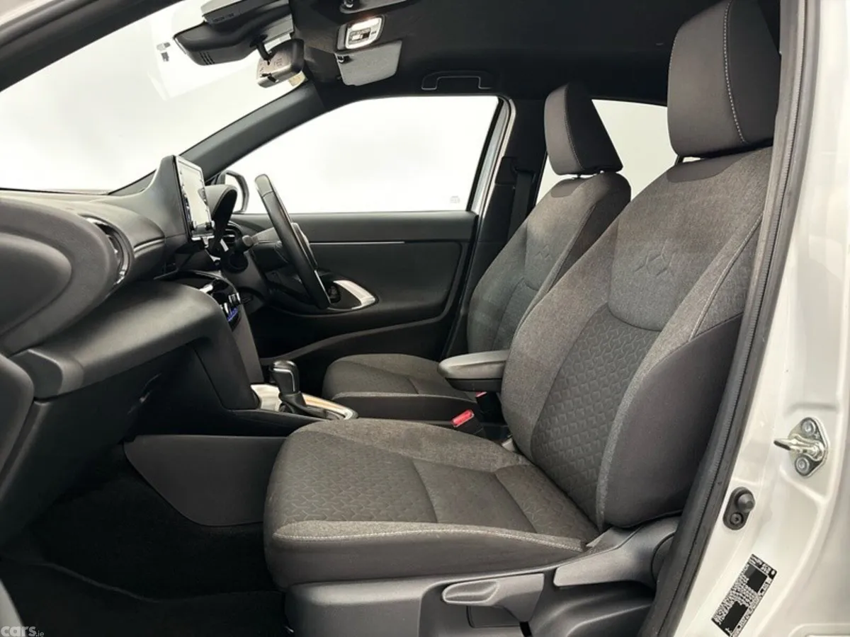 Toyota Yaris Cross Hatchback, Petrol Hybrid, 2023, White