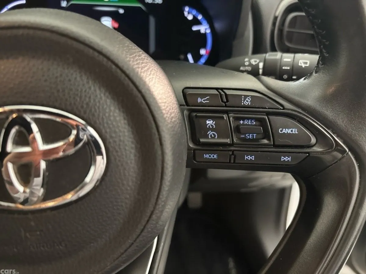 Toyota Yaris Cross Hatchback, Petrol Hybrid, 2023, White