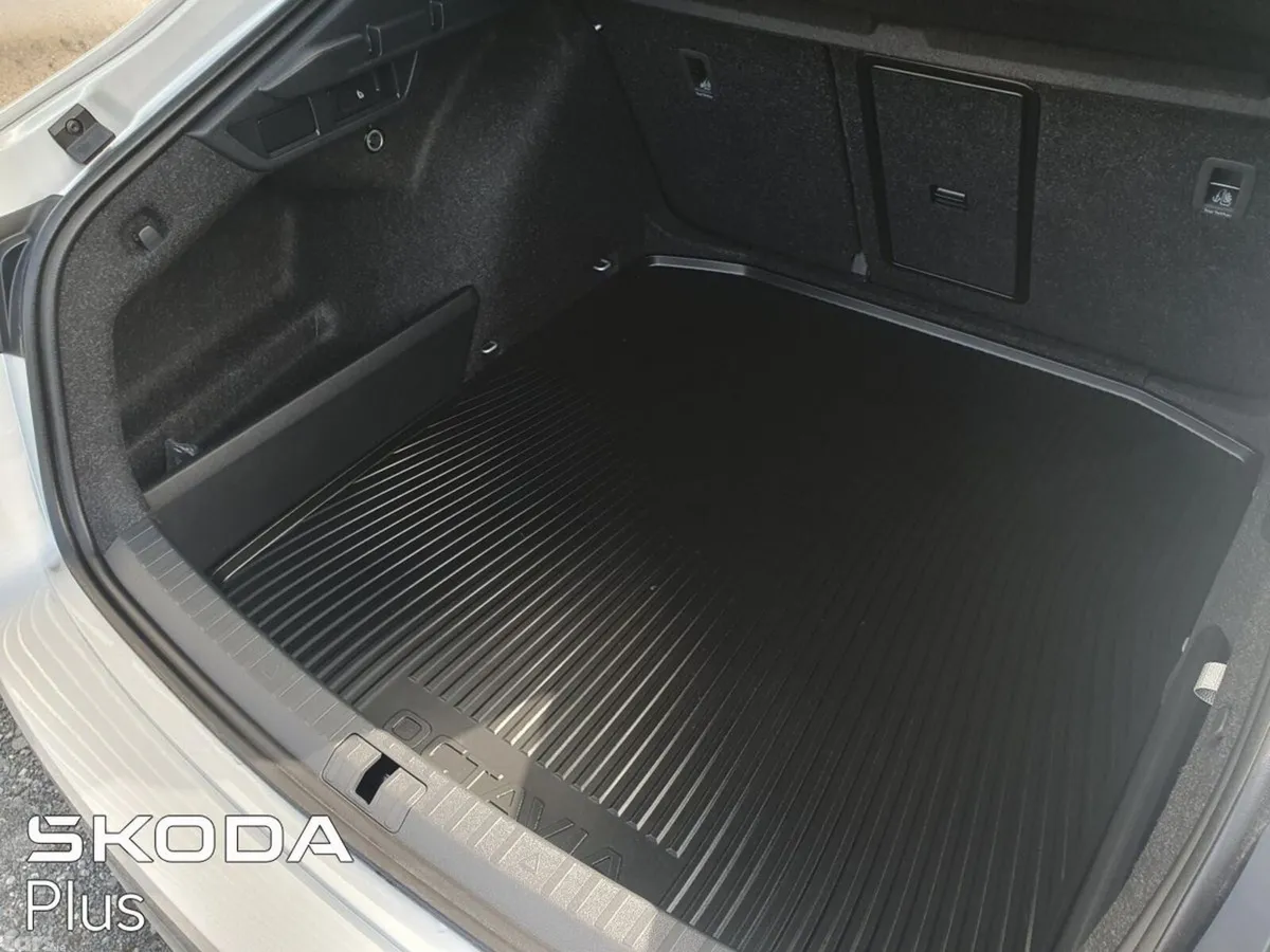 Skoda Octavia Hatchback, Diesel, 2025, Grey