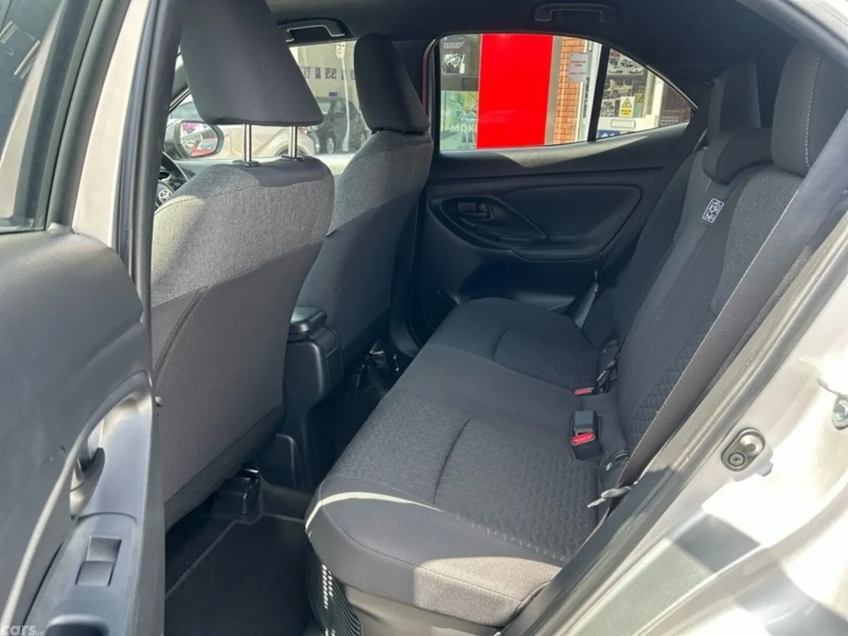 Toyota Yaris Cross Hatchback, Petrol Hybrid, 2024, Silver
