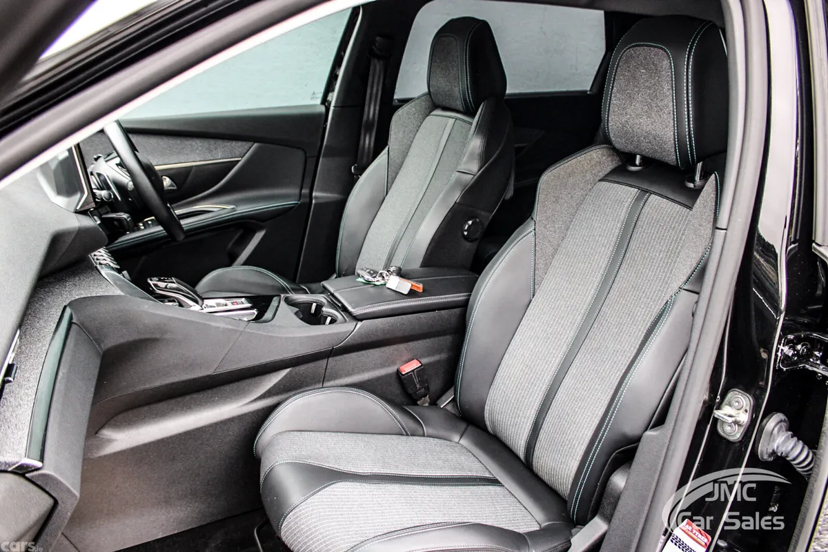 Peugeot 5008 MPV, Diesel, 2022, Black