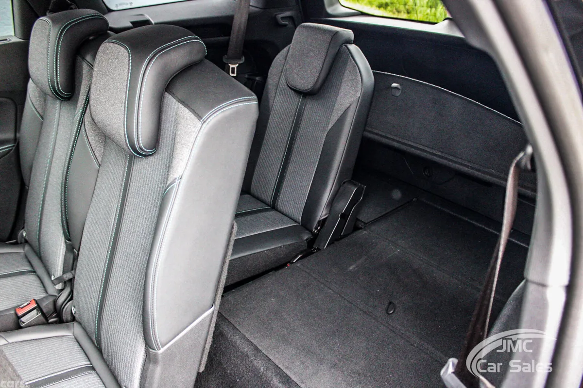 Peugeot 5008 MPV, Diesel, 2022, Black