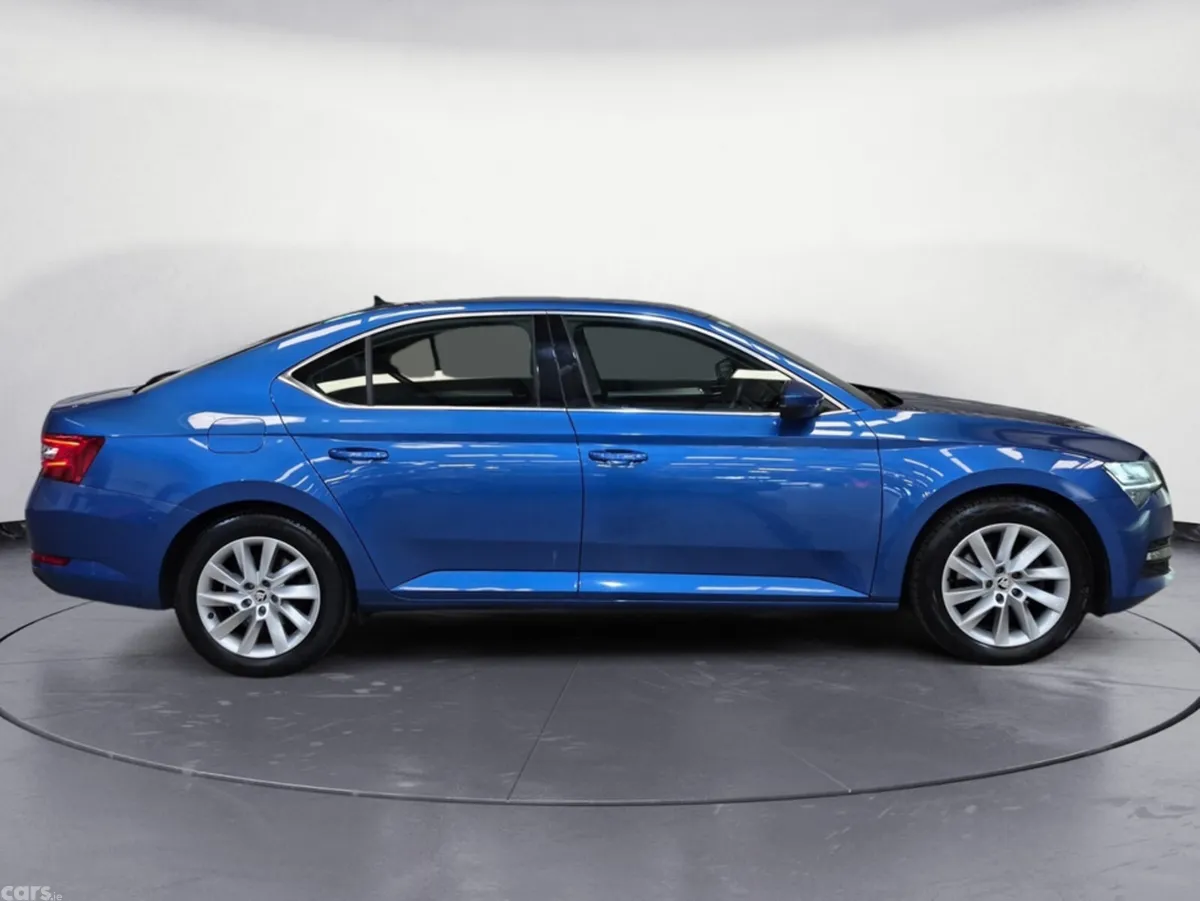 Skoda Superb Hatchback, Diesel, 2023, Blue