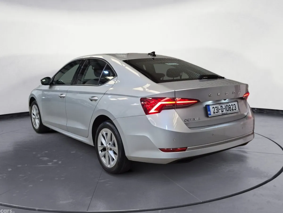 Skoda Octavia Saloon, Diesel, 2023, Grey