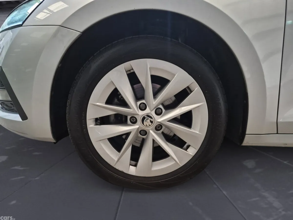 Skoda Octavia Saloon, Diesel, 2023, Grey