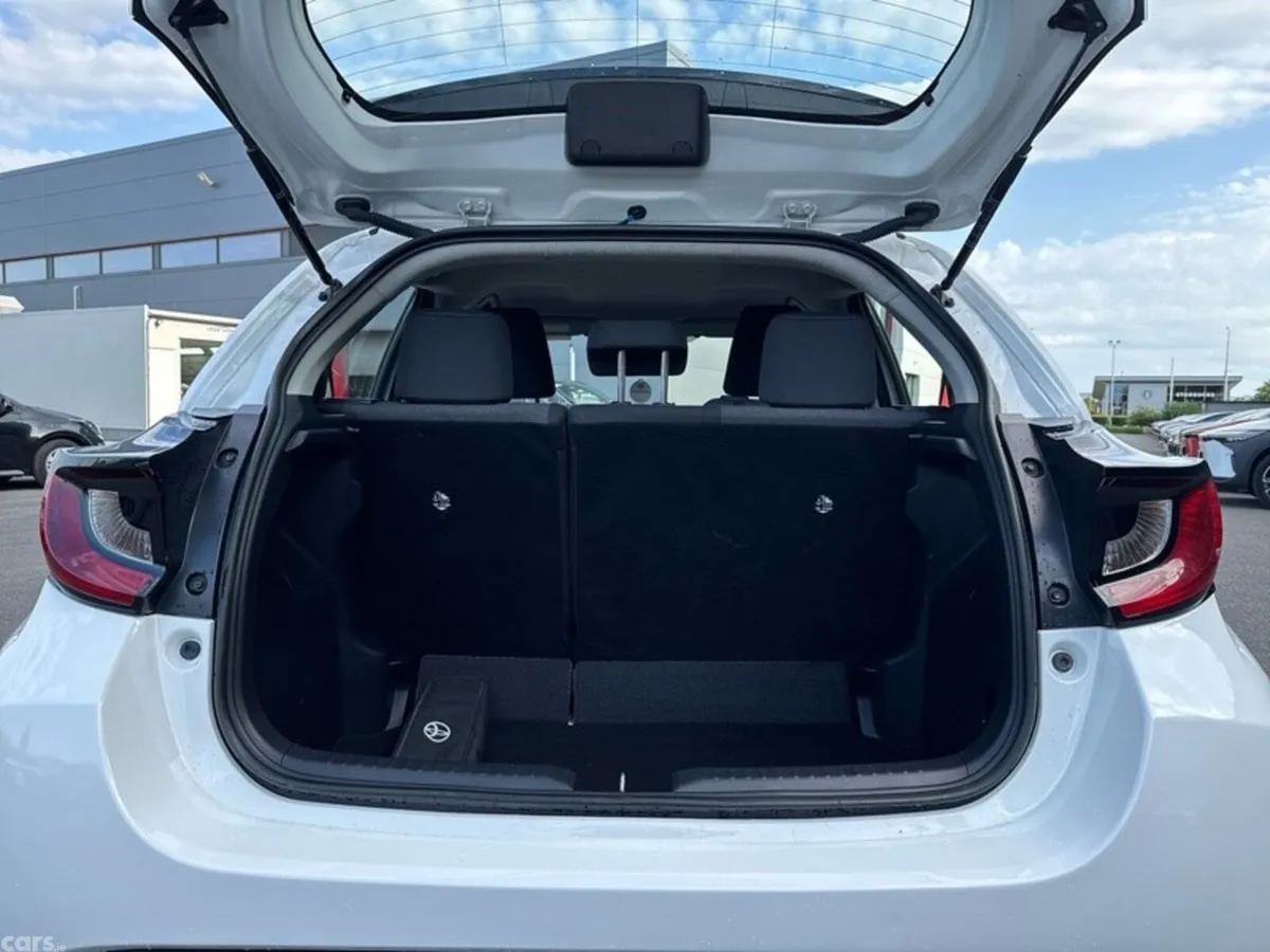 Toyota Yaris Hatchback, Petrol Hybrid, 2023, White