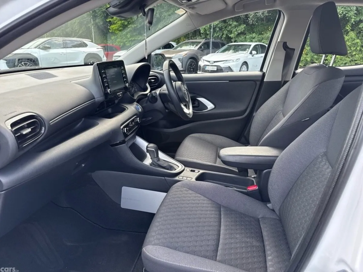 Toyota Yaris Hatchback, Petrol Hybrid, 2023, White