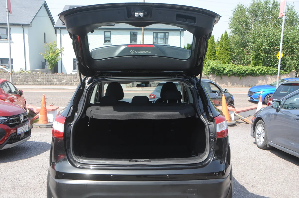 Nissan Qashqai Hatchback, Diesel, 2015, Black
