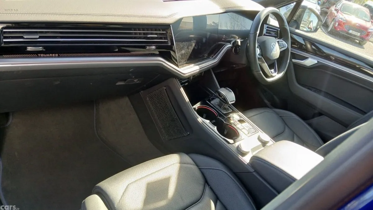Volkswagen Touareg SUV, Petrol Plug-in Hybrid, 2024, Blue