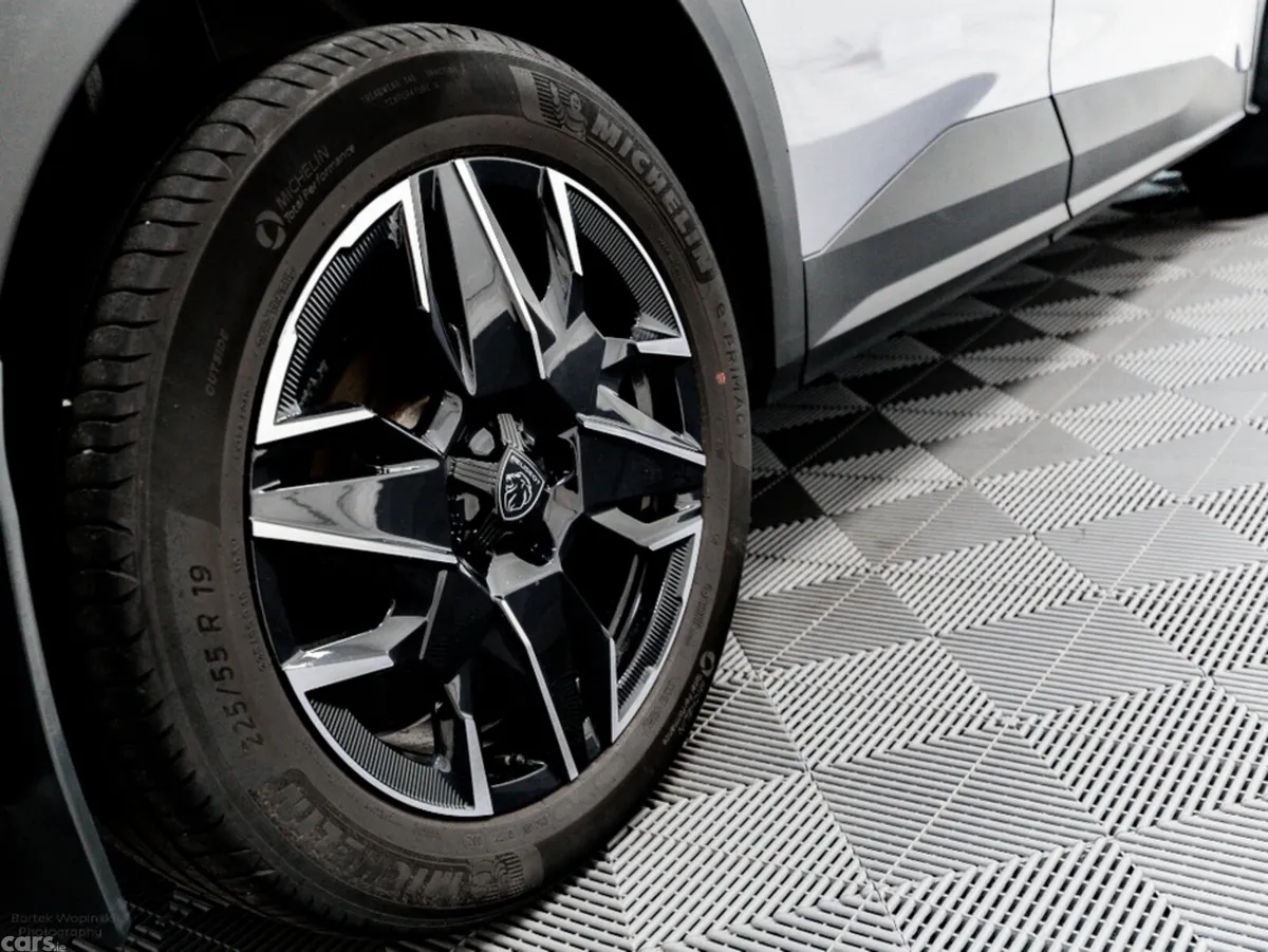 Peugeot 3008 SUV, Petrol Hybrid, 2024, Grey