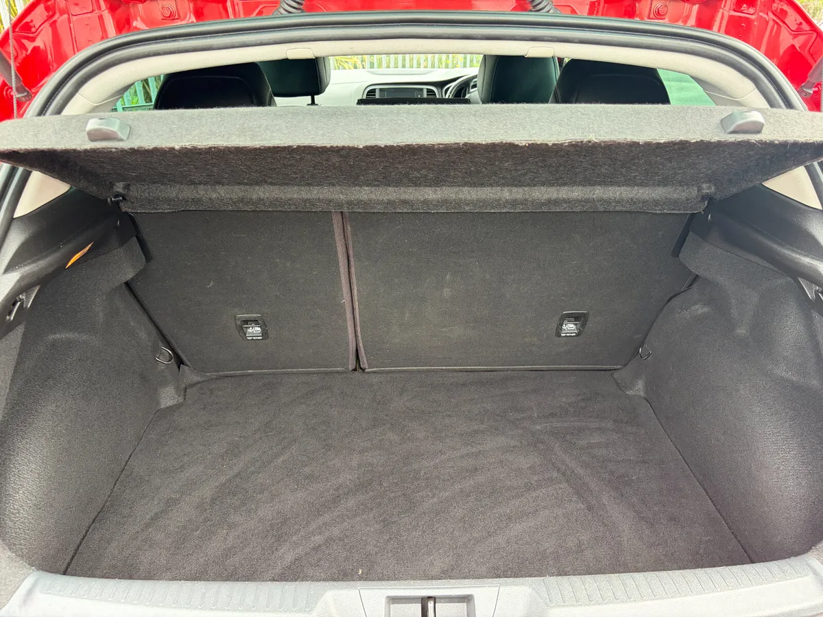 Renault Megane Hatchback, Petrol, 2017, Red