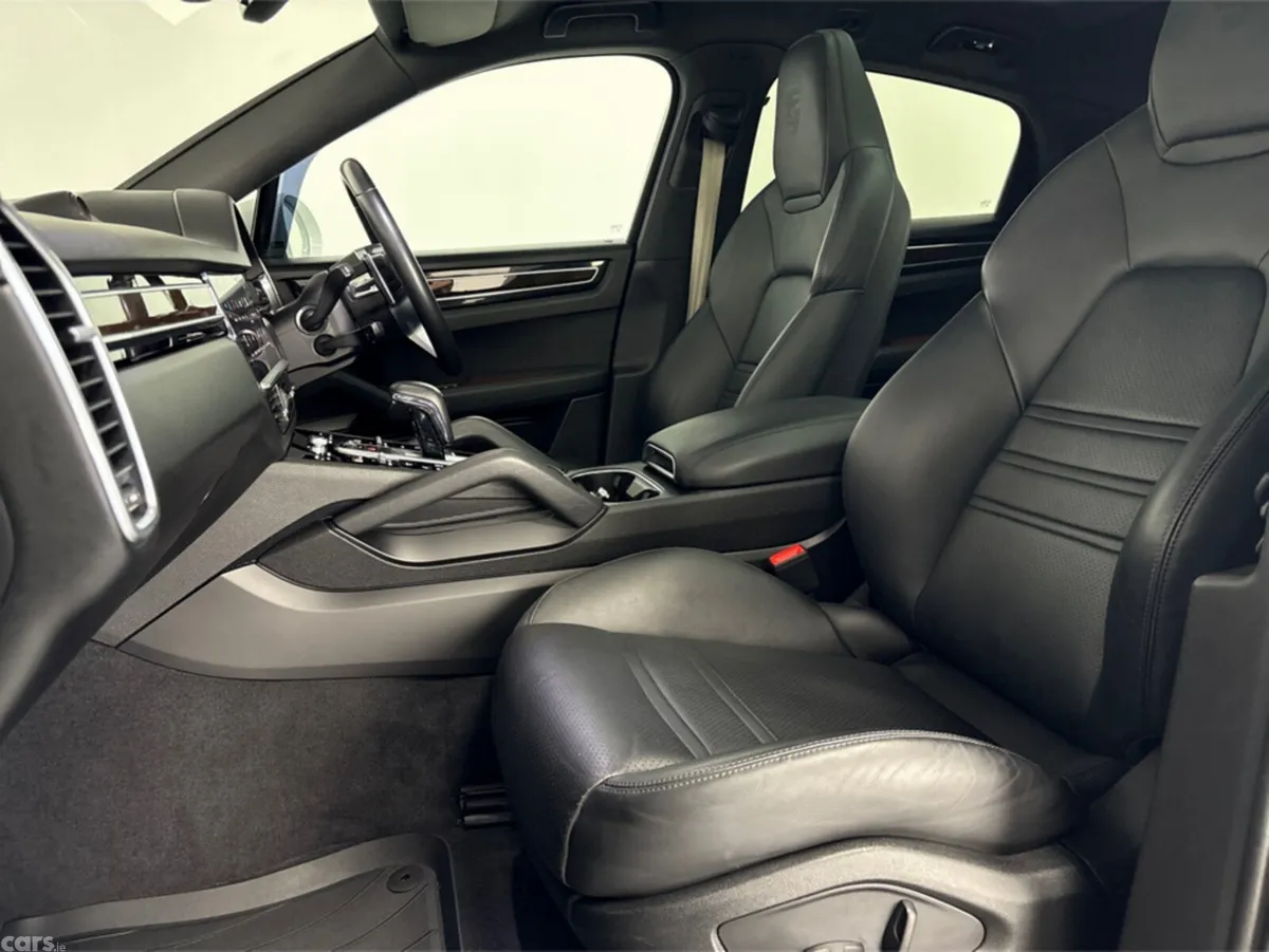 Porsche Cayenne MPV, Petrol Plug-in Hybrid, 2023, White