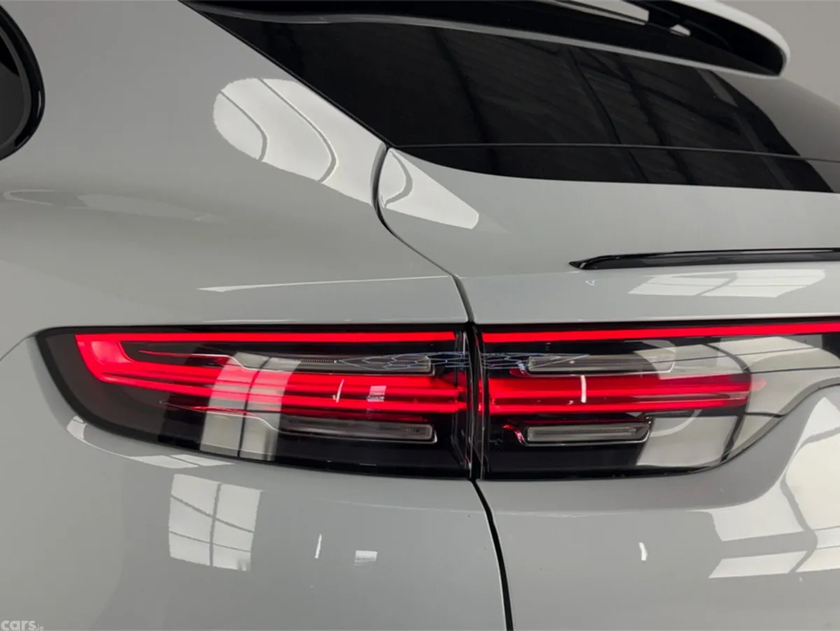 Porsche Cayenne MPV, Petrol Plug-in Hybrid, 2023, White