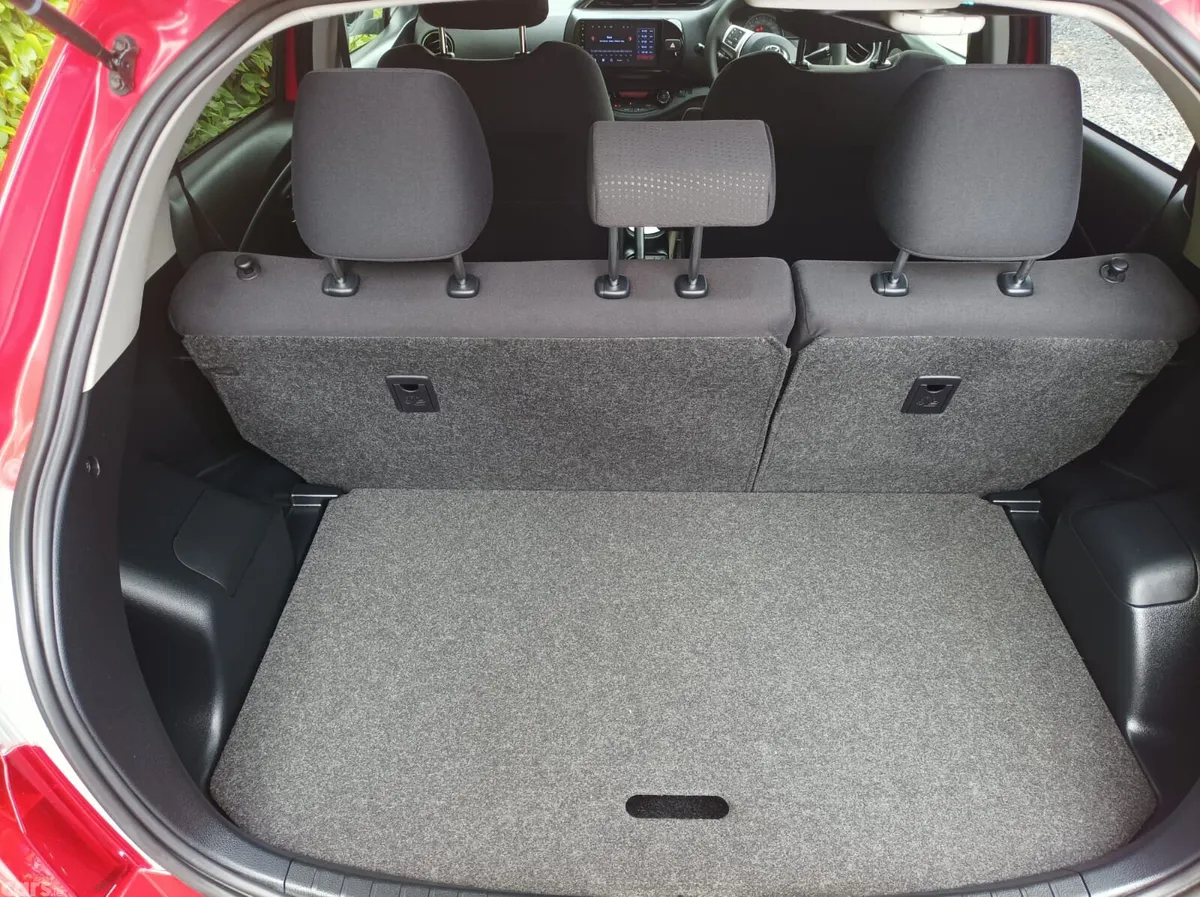Toyota Yaris Hatchback, Petrol, 2015, Red