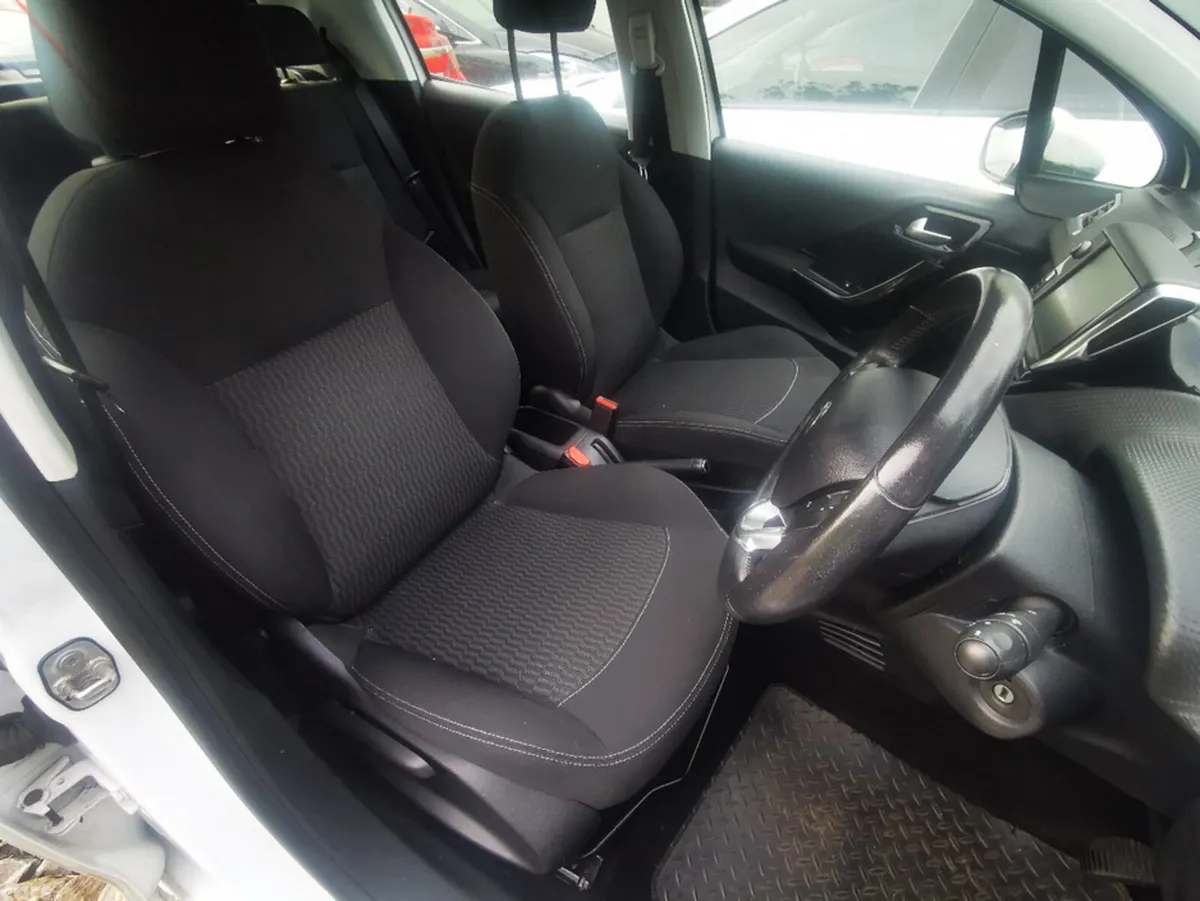 Peugeot 208 Hatchback, Petrol, 2017, White