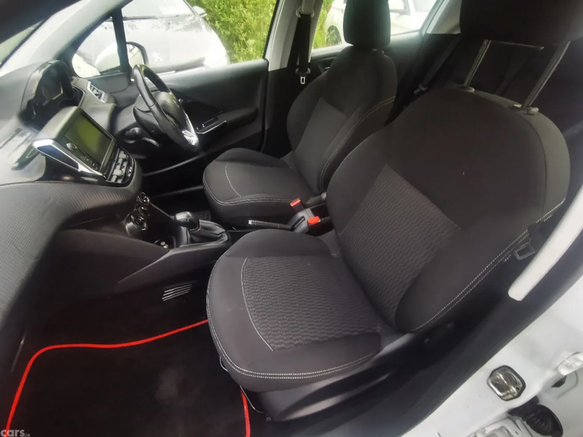 Peugeot 208 Hatchback, Petrol, 2017, White