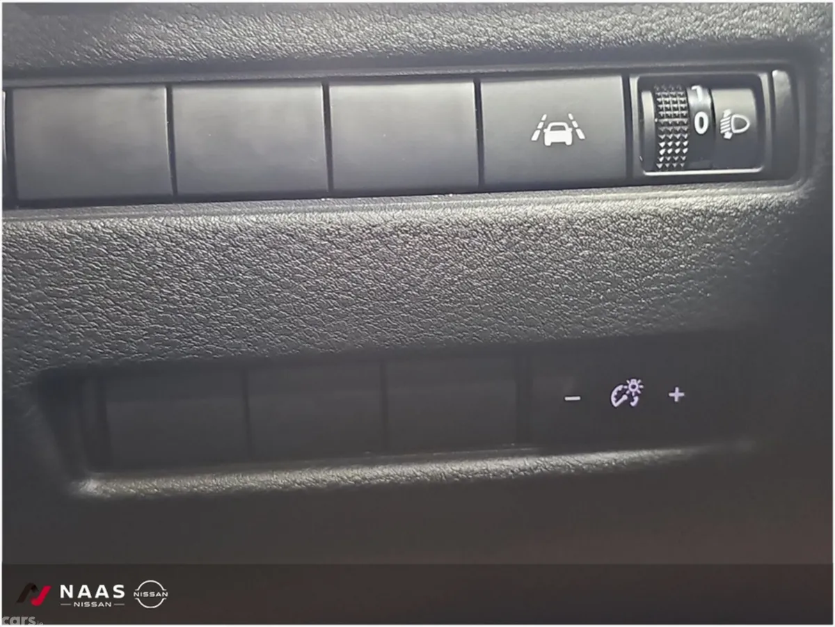 Nissan Qashqai MPV, Petrol, 2024, Red