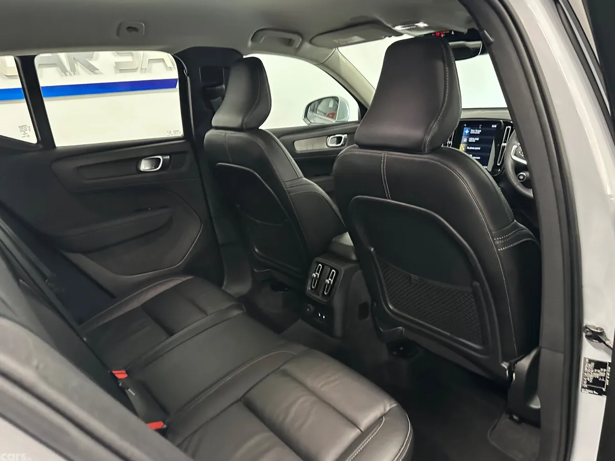 Volvo XC40 SUV, Petrol Hybrid, 2022, Silver