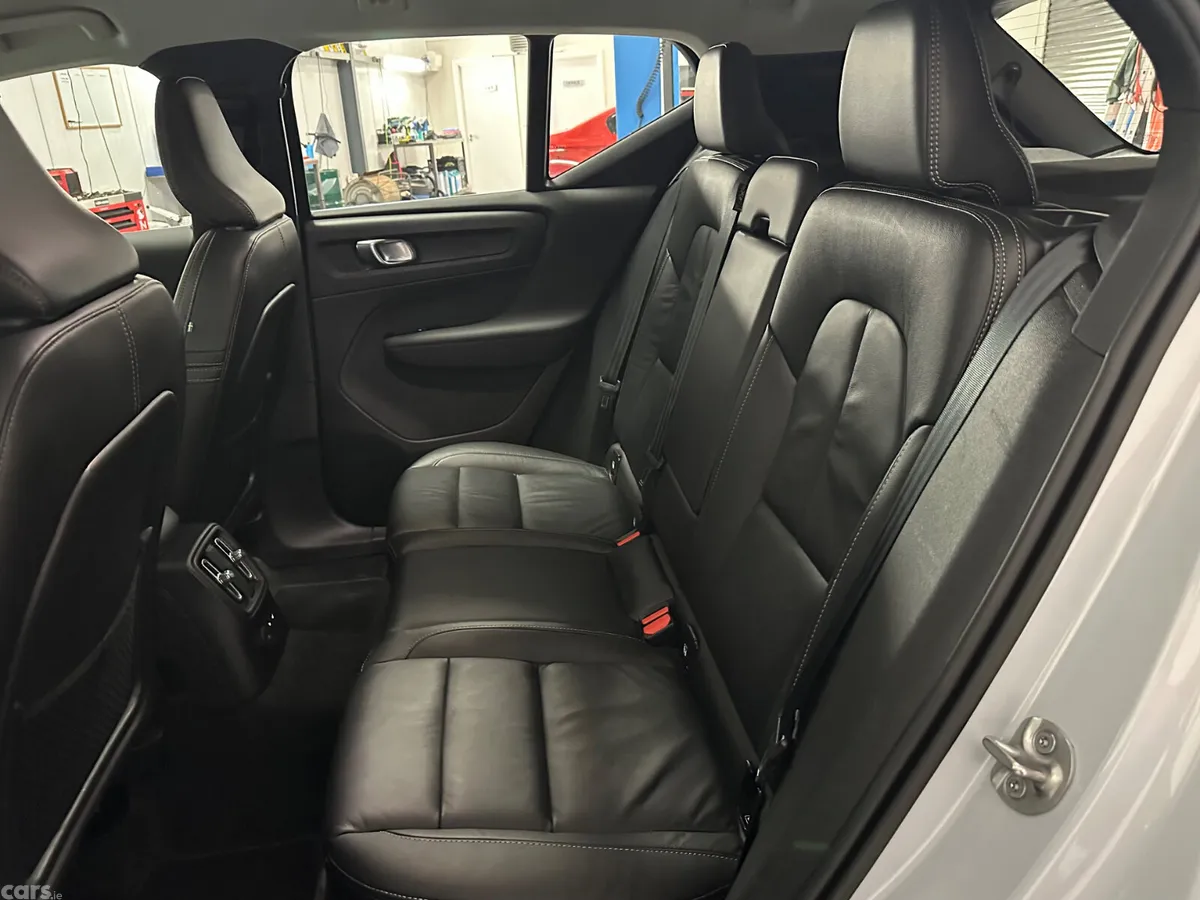 Volvo XC40 SUV, Petrol Hybrid, 2022, Silver