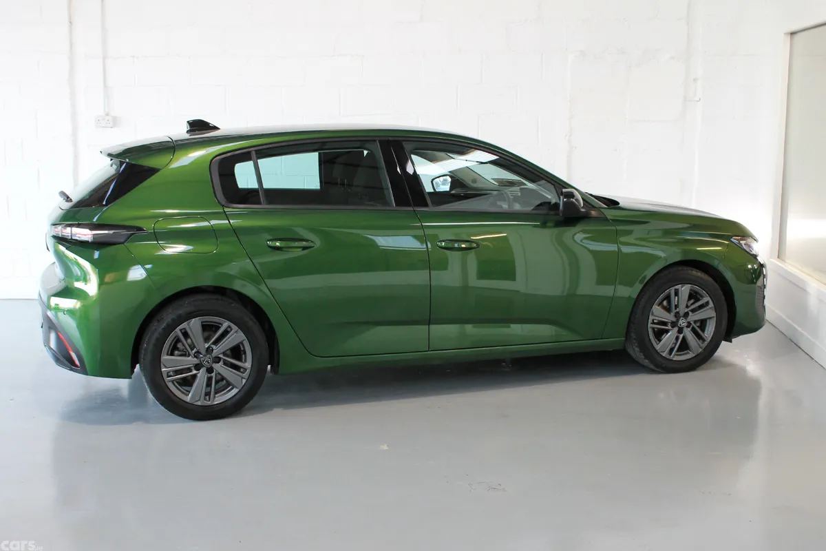 Peugeot 308 Hatchback, Petrol, 2023, Green