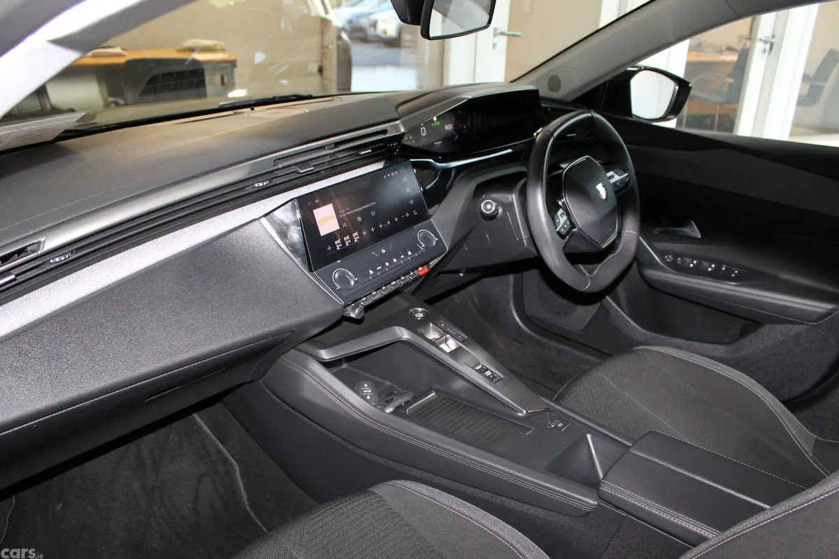 Peugeot 308 Hatchback, Petrol, 2023, Green