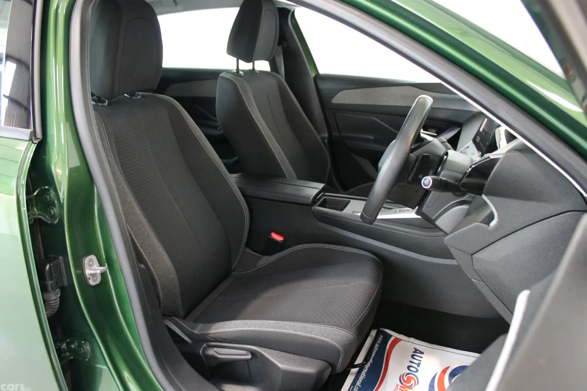 Peugeot 308 Hatchback, Petrol, 2023, Green