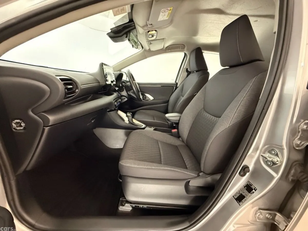 Toyota Yaris Hatchback, Petrol Hybrid, 2022, Silver