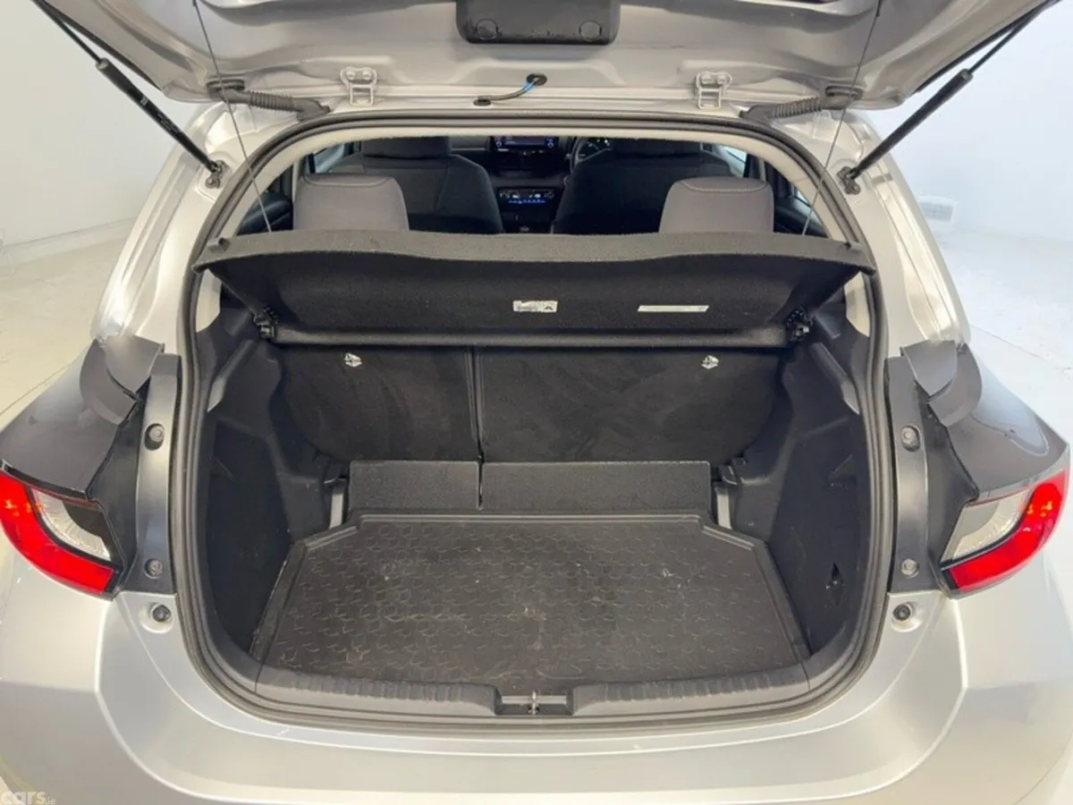 Toyota Yaris Hatchback, Petrol Hybrid, 2022, Silver