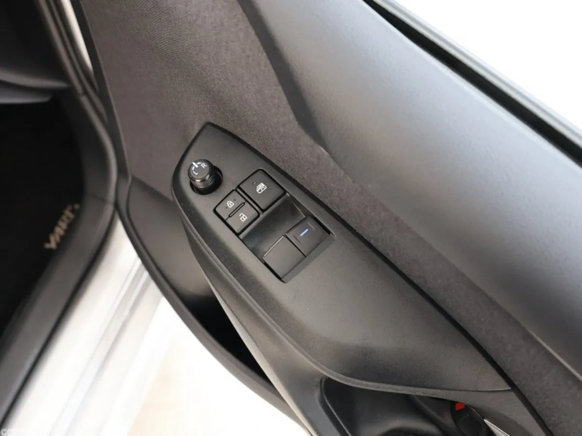 Toyota Yaris Hatchback, Petrol Hybrid, 2022, Silver