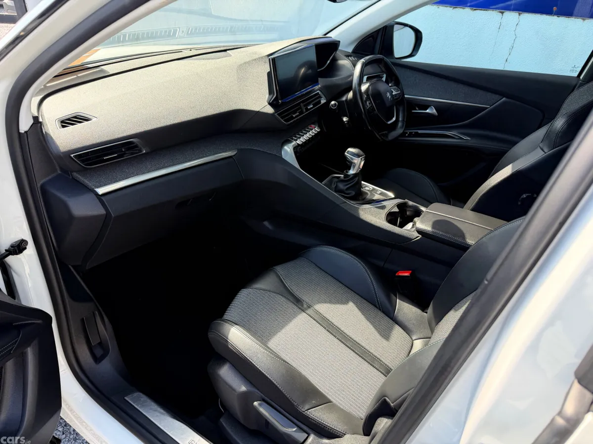 Peugeot 3008 MPV, Diesel, 2023, White