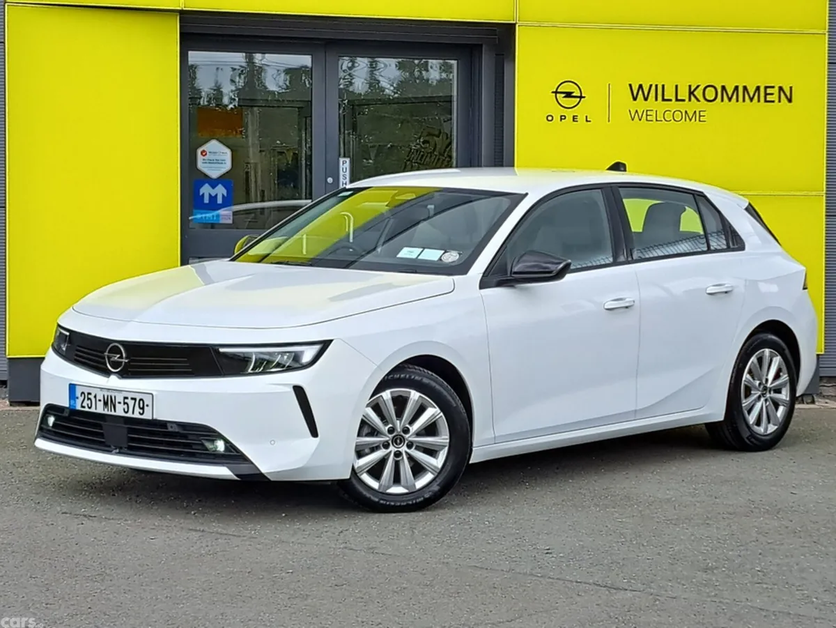 Opel Astra Hatchback, Petrol, 2025, White